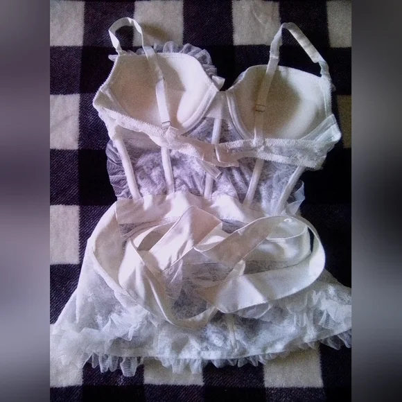 White lingerie Victoria Secret 34C - Picture 4 of 7